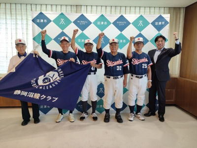 静岡沼駿クラブのみなさんと市長と記念撮影の様子