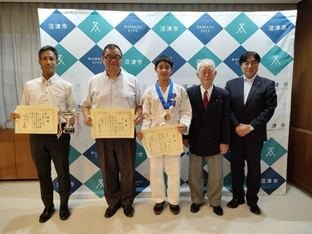 山﨑篤人選手と市長と記念撮影の様子