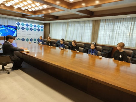 チアリーディングチーム「パワフルキッズ」のみなさんが表敬訪問している予数