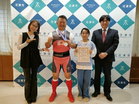 伊東永悟選手と市長との記念撮影の様子