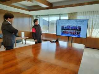 水田裕樹選手と市長がモニターを見ながら説明をうけている様子