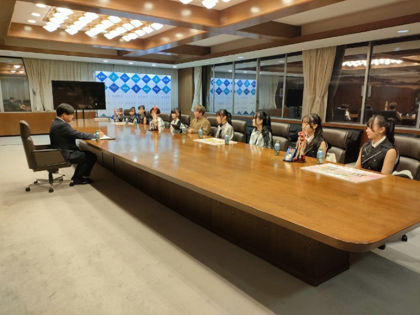 ダンススタジオstudioR+Bのみなさんが表敬訪問している予数