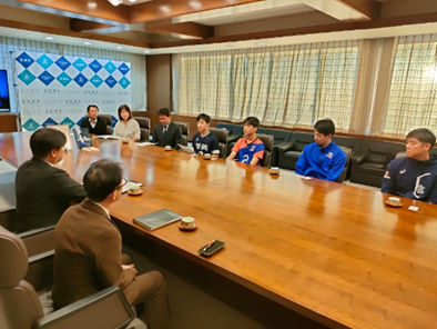 植松遼・鈴木陽大選手が表敬訪問している予数