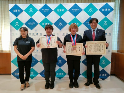 植松遼・鈴木陽大選手と市長の記念撮影の様子