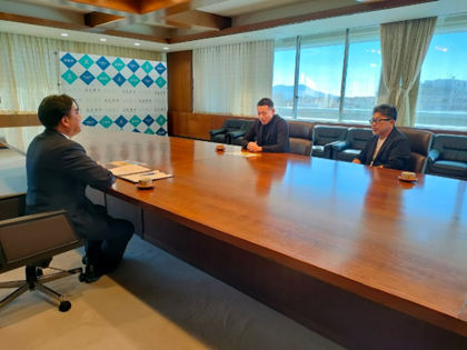 鈴木準弥選手が表協訪問している様子