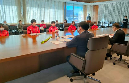 第25回 静岡県市町対抗駅伝競走大会 沼津市チームのみなさんが表敬訪問している様子