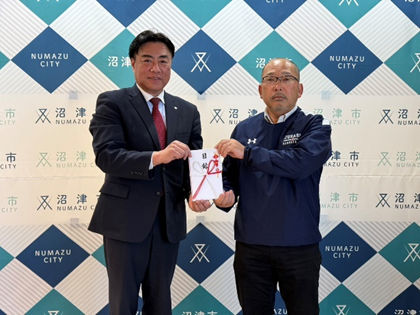 「IZURASHI」の監督と市長の記念撮影の様子