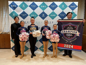 バスケットボールチーム「IZURASHI」にみなさんと市長の記念撮影の様子