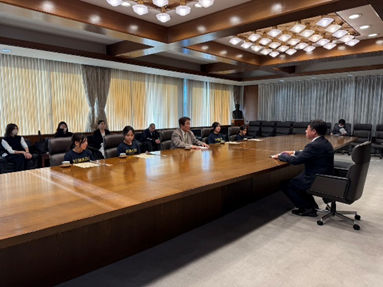 沼津レスリングクラブのみなさんが表敬訪問している様子