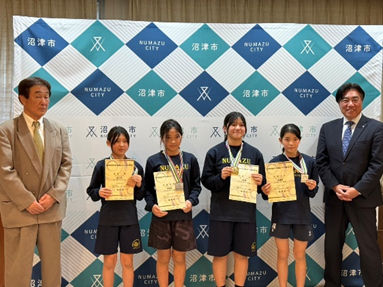 沼津レスリングクラブにみなさんと市長の記念撮影の様子