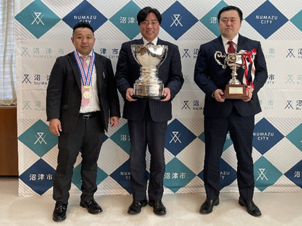 エキスパートパワーシズオカのみなさんと市長の記念撮影の様子