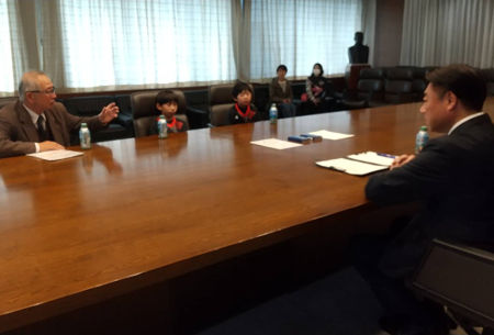 千本ジュニアクラブのみなさんが表敬訪問している様子