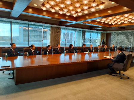 桐陽高等学校チアリーダー部「Merry Bunnies」のみなさんが表敬訪問している様子