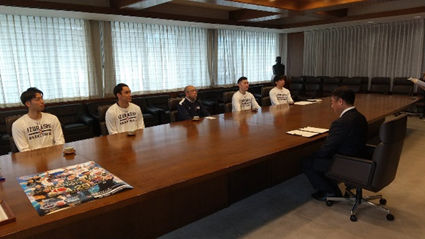 バスケットボールチーム「IZURASHI」のみなさんが表敬訪問している様子