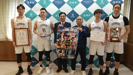 バスケットボールチーム「IZURASHI」のみなさんと市長の記念撮影の様子