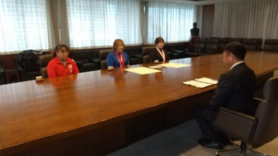 瀬川瑞枝・瀬川直莉選手が表敬訪問している様子