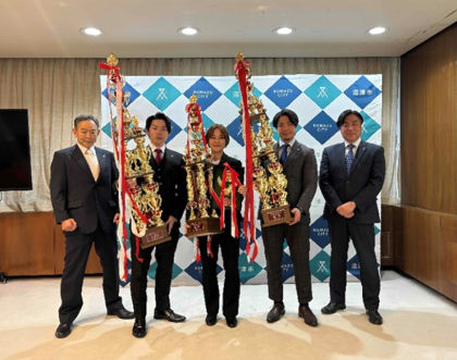 大石道場のみなさんと市長の記念撮影の様子
