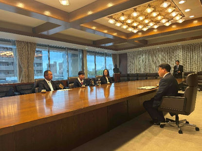 望月美桜華選手が表敬訪問している様子