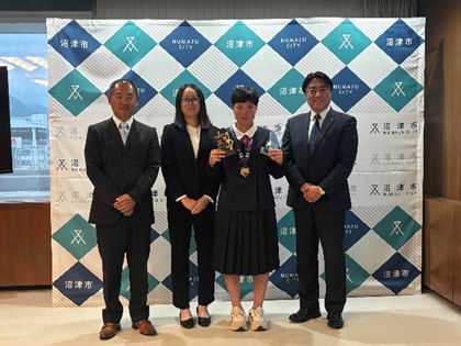 望月美桜華選手と市長の記念撮影の様子