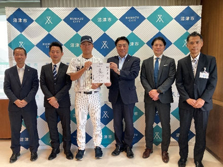 くふうハヤテベンチャーズ静岡のみなさんと市長の記念撮影の様子