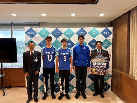 東レアローズ静岡のみなさんと市長の記念撮影の様子