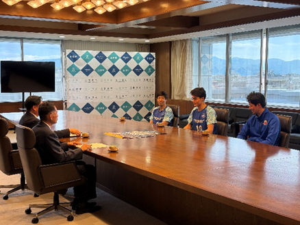 東レアローズ静岡のみなさんが表敬訪問している様子
