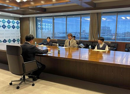 沼津レスリングクラブのみなさんが表敬訪問している様子