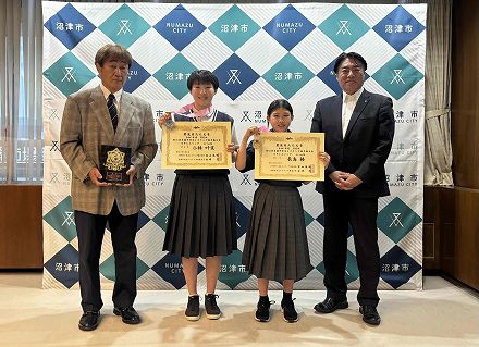 沼津レスリングクラブのみなさんと市長の記念撮影の様子