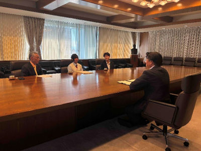 鈴木伶菜選手が表敬訪問している様子