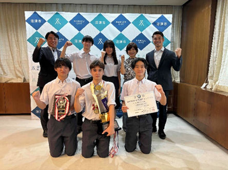 加藤学園暁秀高等学校総合部（フェンシング）のみなさんと市長の記念撮影の様子