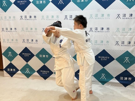 柔道の型を披露する小学生