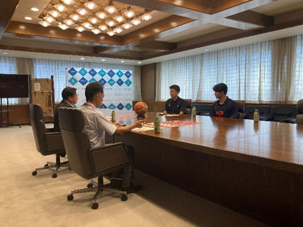 ベルテックス静岡のみなさんが表敬訪問している様子