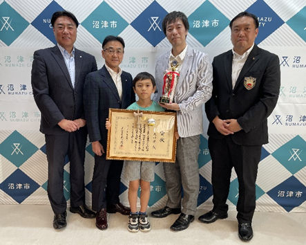 大川瞬さんと市長の記念撮影の様子