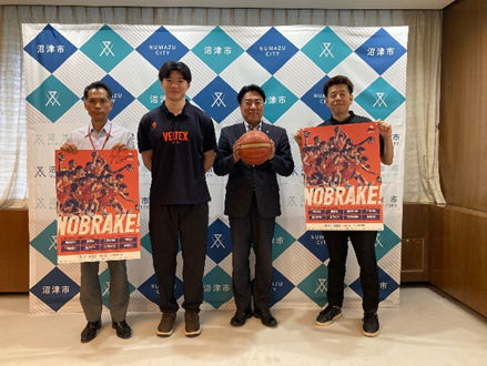 ベルテックス静岡のみなさんと市長の記念撮影の様子