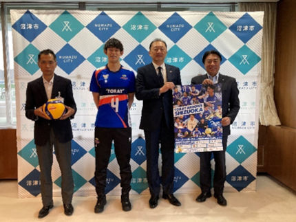 東レアローズ静岡のみなさんと市長の記念撮影の様子