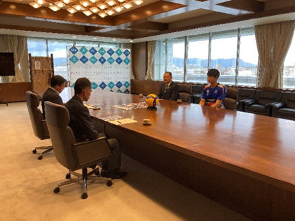 東レアローズ静岡のみなさんが表敬訪問している様子