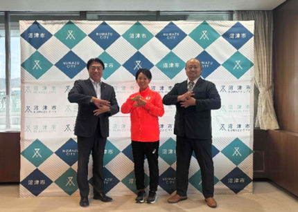 高橋渚選手と市長の記念撮影の様子