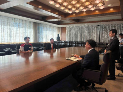 村岡翼輝選手が表敬訪問している様子