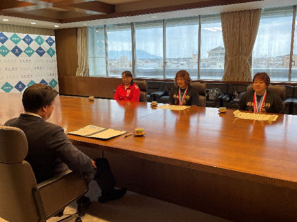 瀬川瑞枝・瀬川直莉選手が表敬訪問している様子