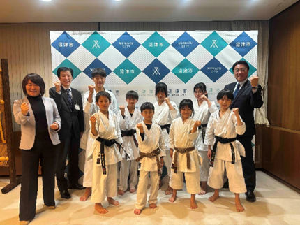 空手道場養正館のみんさんと市長の記念撮影の様子