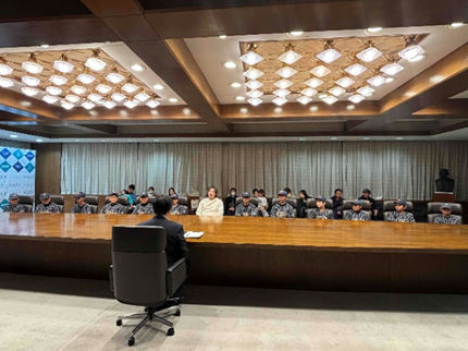 長泉ジュニアベースボールクラブのみなさんが表敬訪問している様子