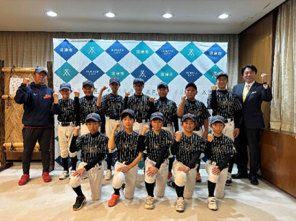 長泉ジュニアベースボールクラブのみんさんと市長の記念撮影の様子