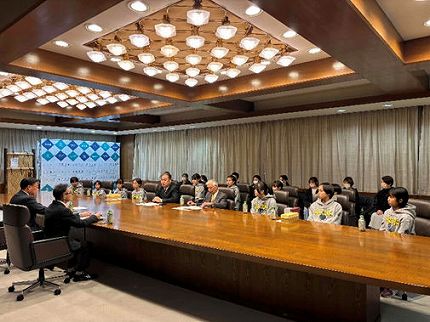 門池女子ミニバスケットボール教室のみなさんが表敬訪問している様子