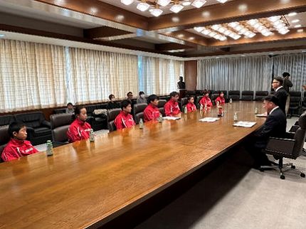 第26回静岡県市町対抗駅伝競走大会　沼津市チームのみなさんが表敬訪問している様子