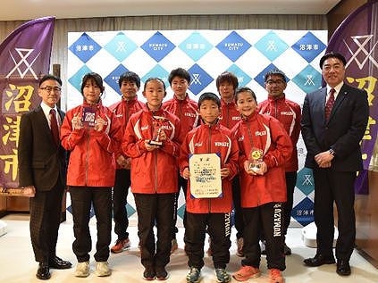 第26回静岡県市町対抗駅伝競走大会　沼津市チームのみなさんと市長・教育長の記念撮影の様子