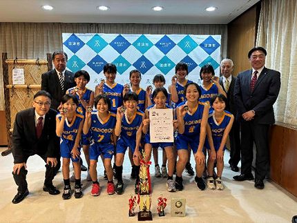 門池女子ミニバスケットボール教室のみなさんと市長・教育長の記念撮影の様子