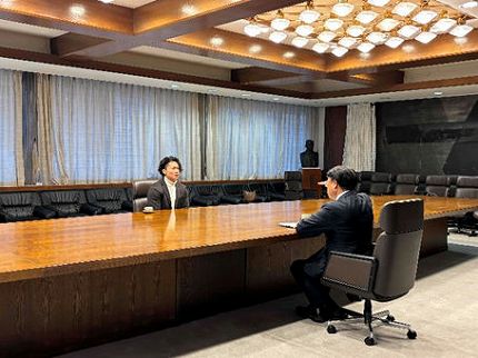 菊池悟雄さんが表敬訪問している様子