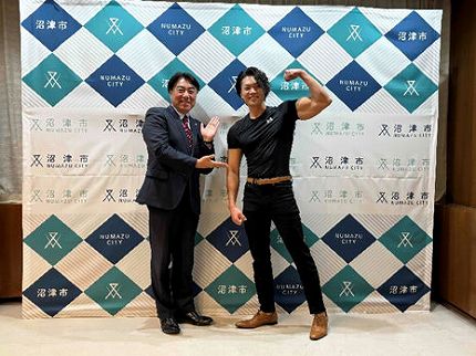 菊池悟雄さんと市長の記念撮影の様子