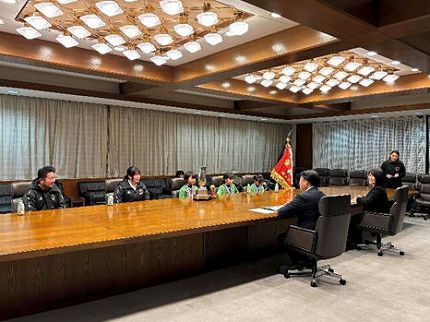 クワトロガールズのみなさんが表敬訪問している様子