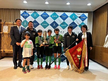 クワトロガールズのみなさんと市長の記念撮影の様子